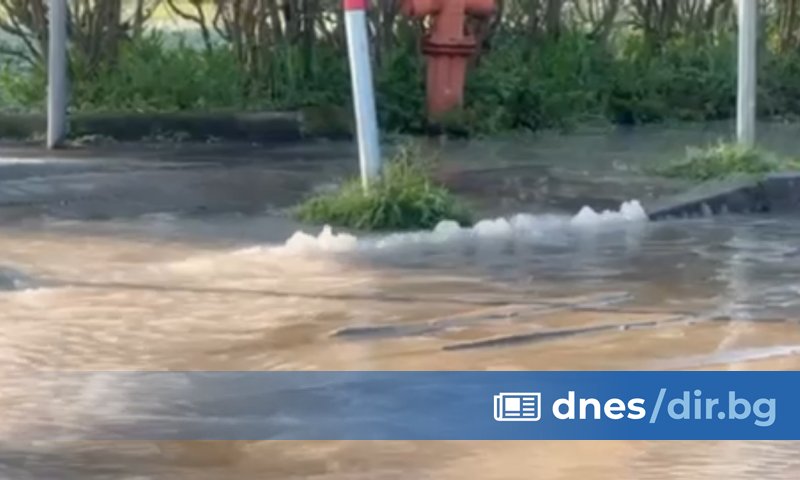 ВиК авария наводни улици и пешеходни алеи в рано тази