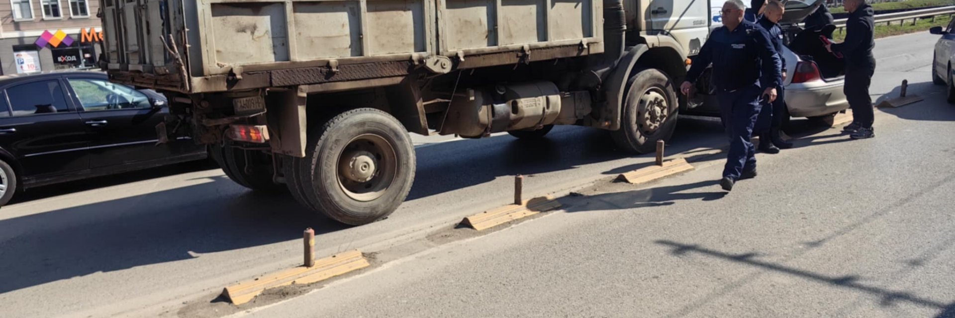 Джип мина на червено и едва не помете 4 деца на столичния бул. "Сливница" (видео)