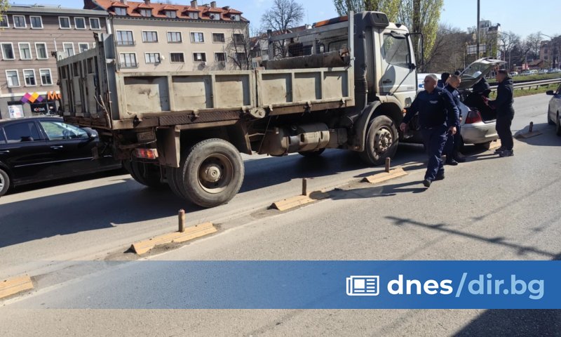 Виж още Джип пречупи стълб и се качи на тротоара