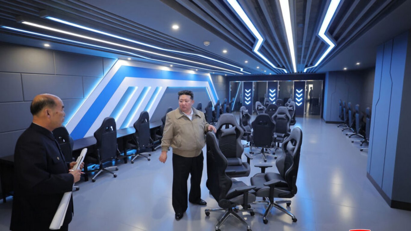 Ким Чен Ун инспектира "компютърния клуб" на бъдещето в Северна Корея