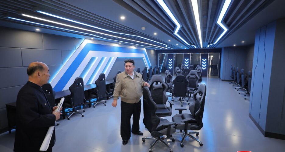 Ким Чен Ун инспектира развитието на най-големия компютърен клуб в КНДР