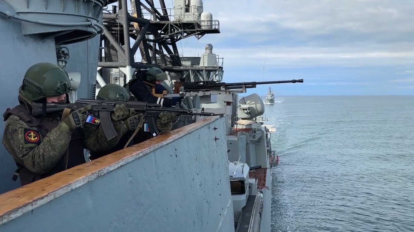 Северният флот на Русия провежда морски военни учения в Арктика