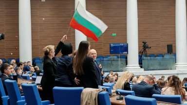 Депутатката от Величие Красимира Катинчарова развя българското знаме в пленарната