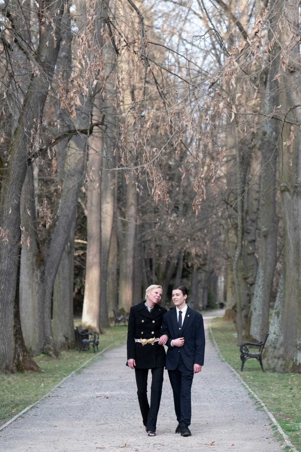 Княгиня Калина със сина си Симеон-Хасан на разходка в парк Врана