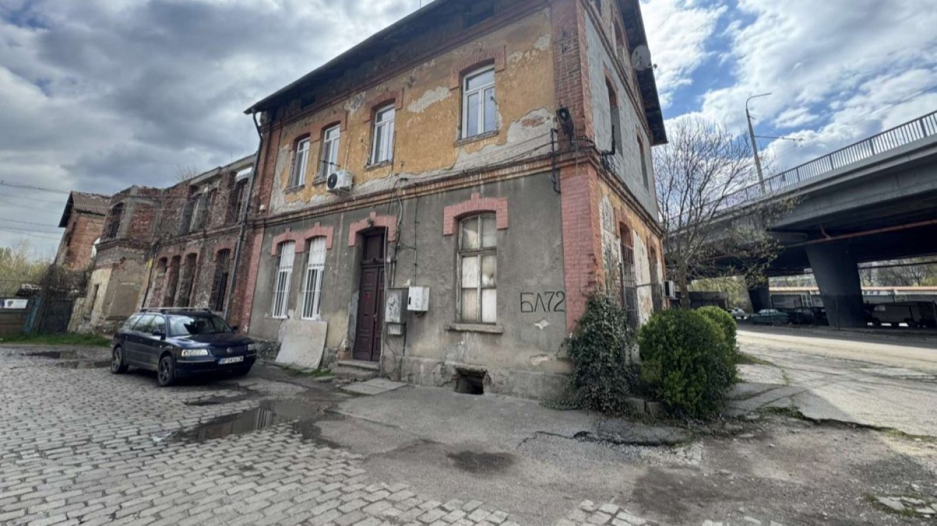 Откриха труп на мъж в мазе в София, задържаха момиче и младеж
