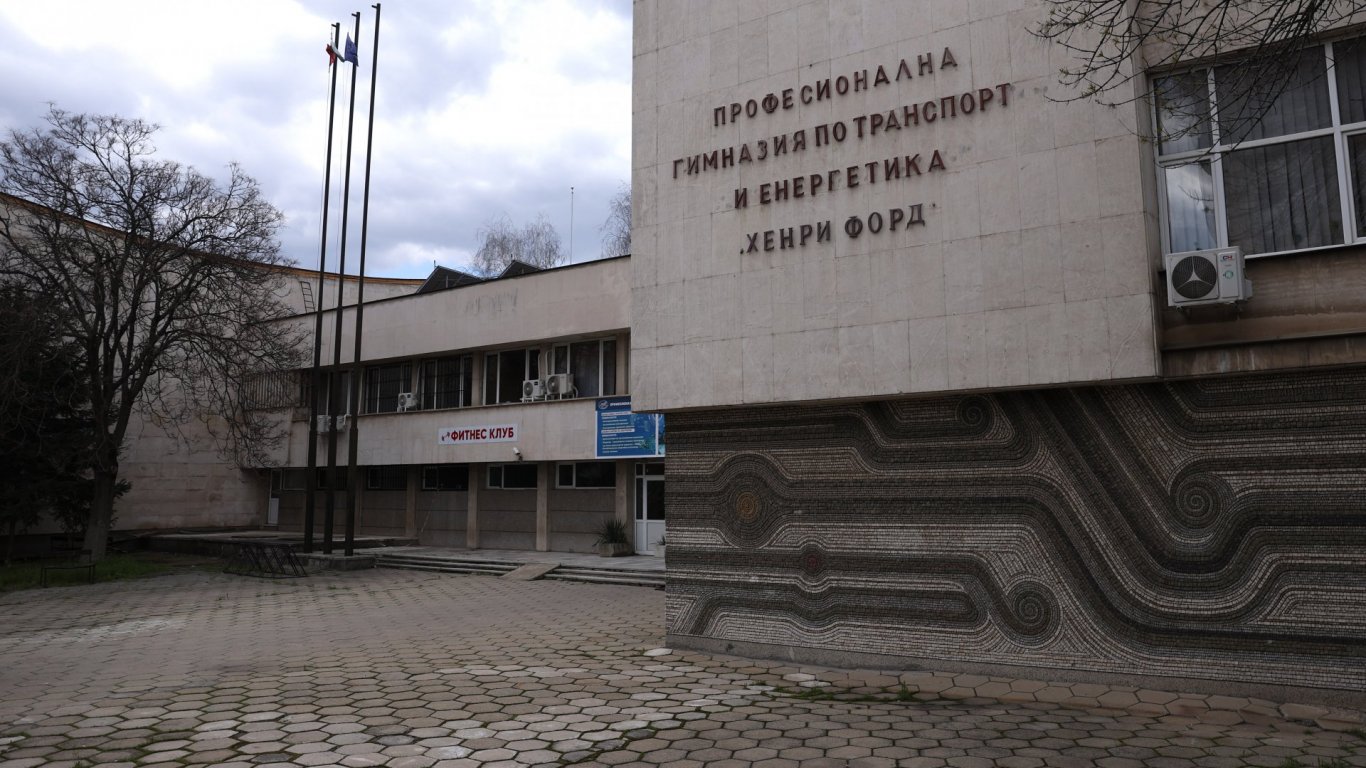 Ученик падна от четвъртия етаж на гимназия "Хенри Форд" в София