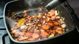 Деглазиране – тайният трик за дълбок вкус на сосовете