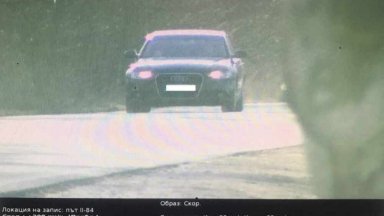 Шофьор на лек автомобил Ауди е засечен да кара с