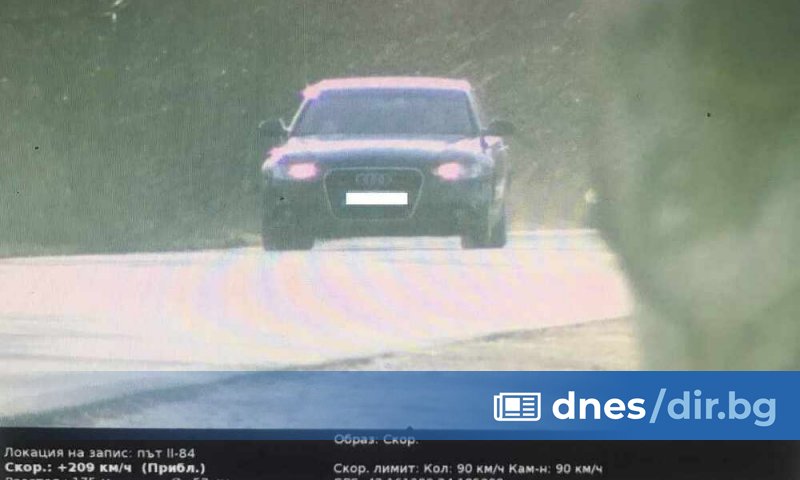 Шофьор на лек автомобил Ауди е засечен да кара с