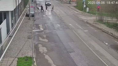 Шофьорът който без малко не удари четири пресичащи деца на