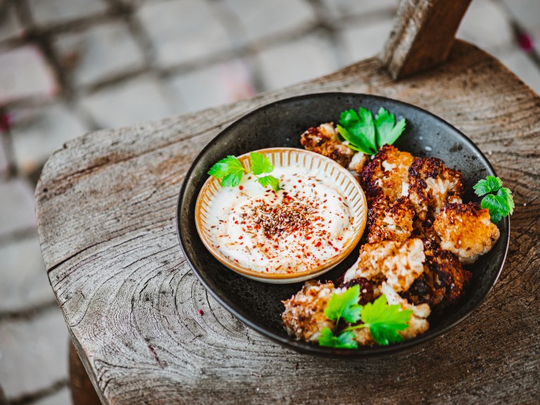 Веган "пилешки крилца" от карфиол с млечен сос