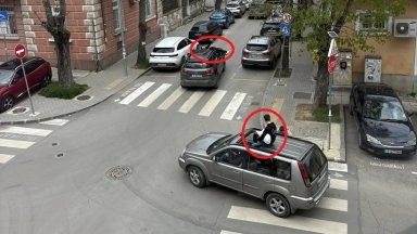 Возенето на капака на кола било част от нетрадиционна покана