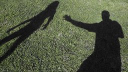 Разследват 33-годишен от Самоков за блудство с дъщеря му