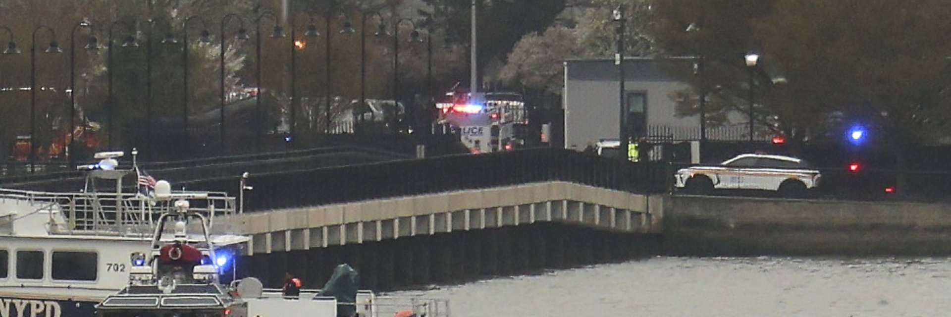 Хеликоптер се разби в река Хъдсън в Ню Йорк, има загинали, сред които и деца (снимки/видео)