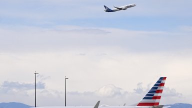 Върхът на крилото на самолет на Американ еърлайнс удари друг