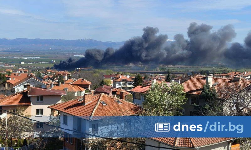 Пожар в Долни Лозен. Запалил се е автосервиз, към който