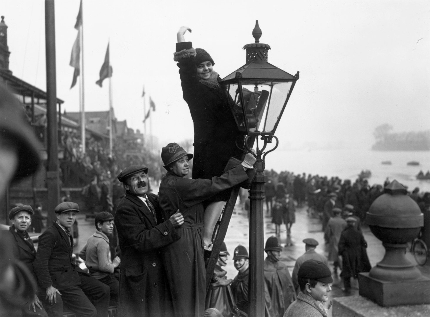 До 500 000 души са се събирали на гонката, като през годините хора имаше по уличните стълбове, висящи от мостове или върху покривите на сгради. Всеки иска да види шоуто