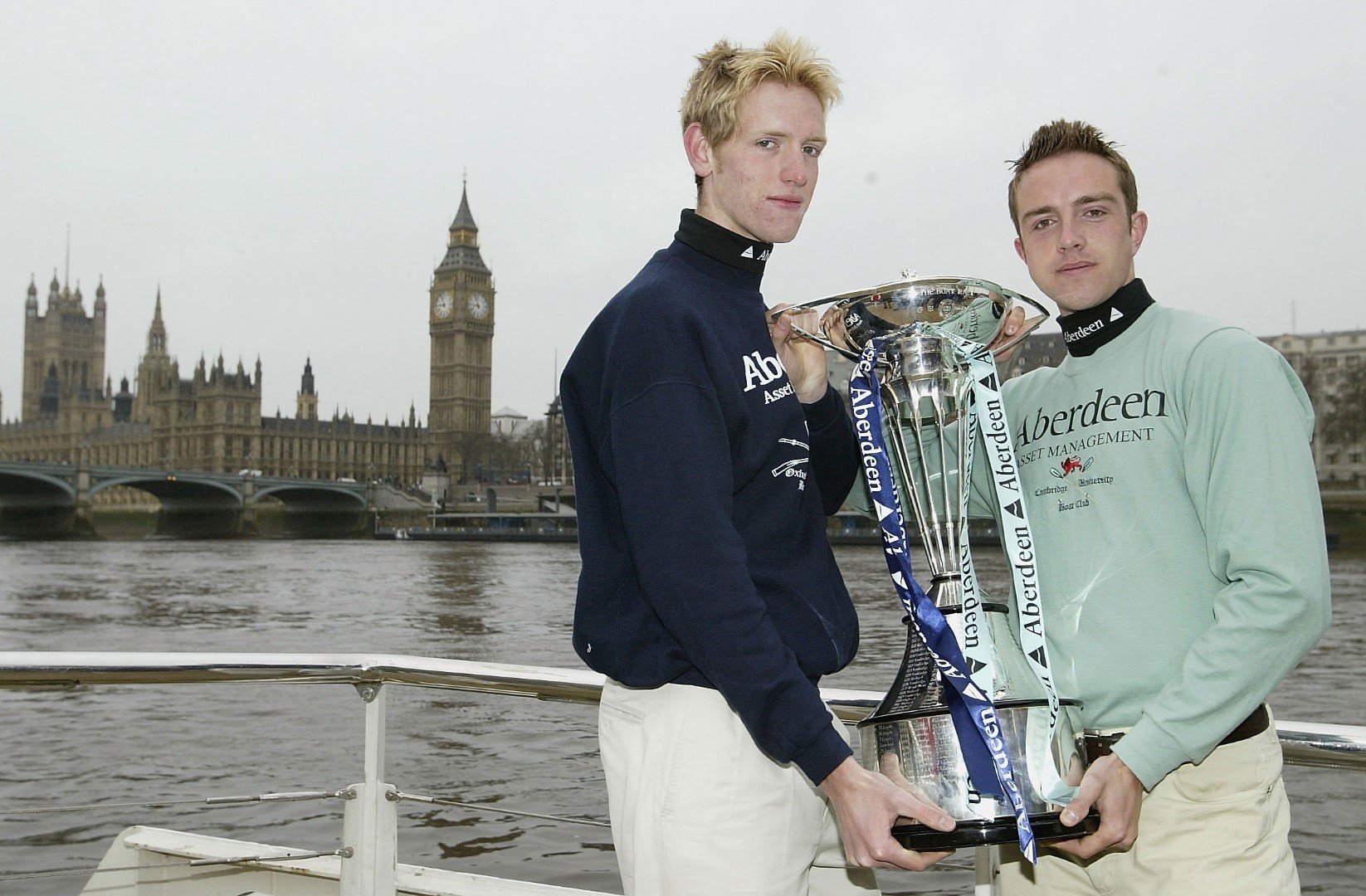Капитаните позират с трофея преди гонката на култова локация за Лондон - момент от първите години на новия век, показващ взаимното уважение