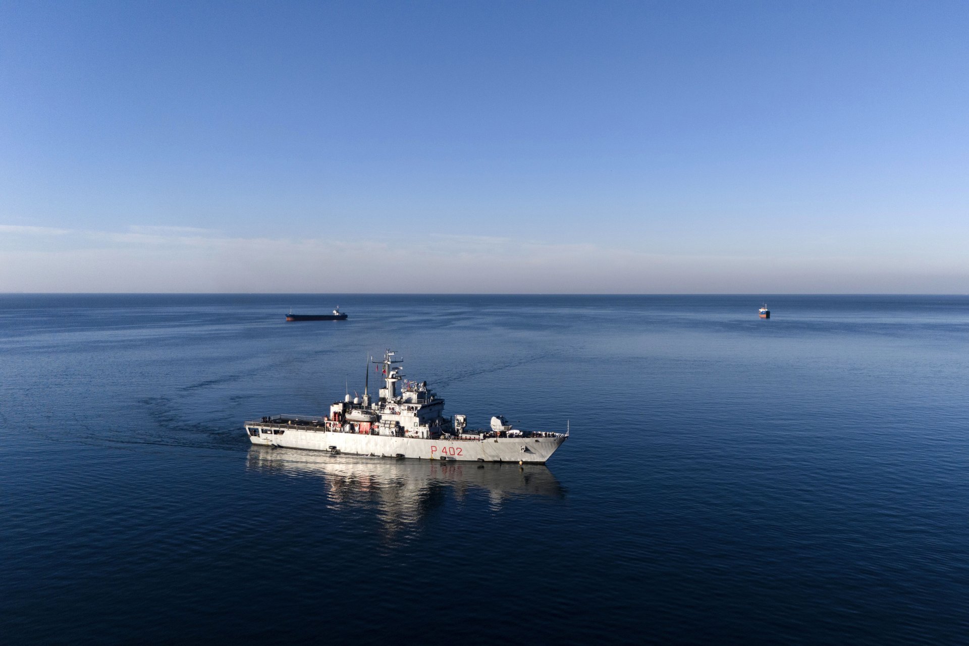 Корабът на военноморските сили на Италия „Либра“ приближава към пристанището на град Джадър в Северозападна Албания, 8 ноември 2024 година