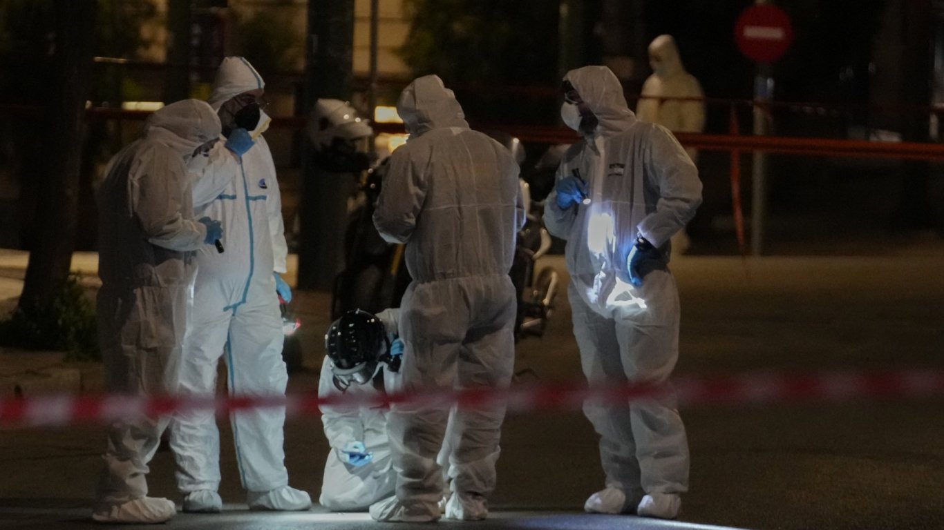 Взривно устройство избухна близо до офиса на железопътна компания в Атина