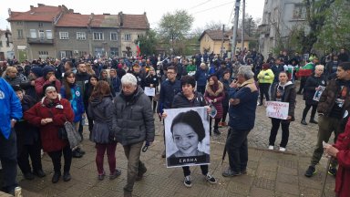 Два паралелни протеста събраха множество граждани от 10 ч на