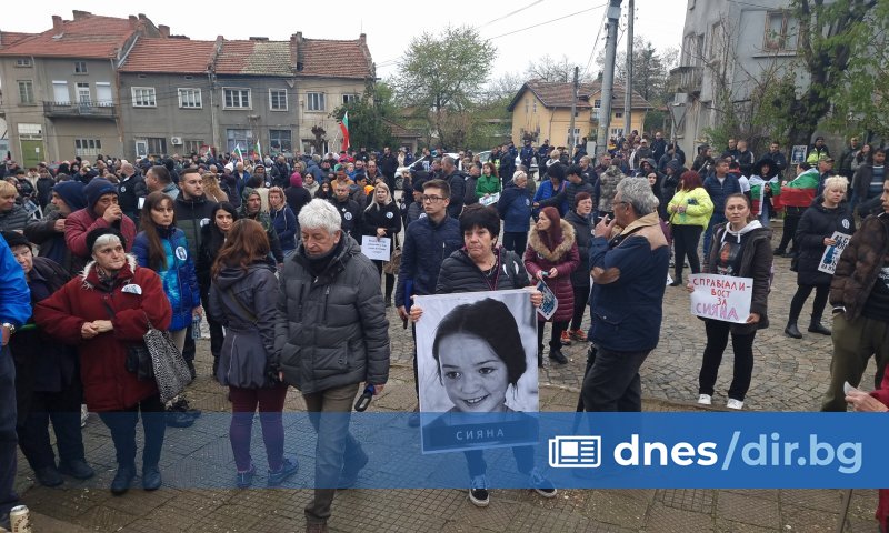 Два паралелни протеста събраха множество граждани от 10 ч. на