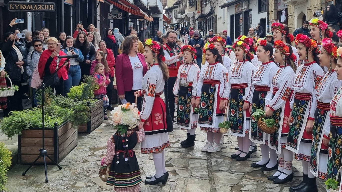 Лазарки изпъстриха страната (снимки)