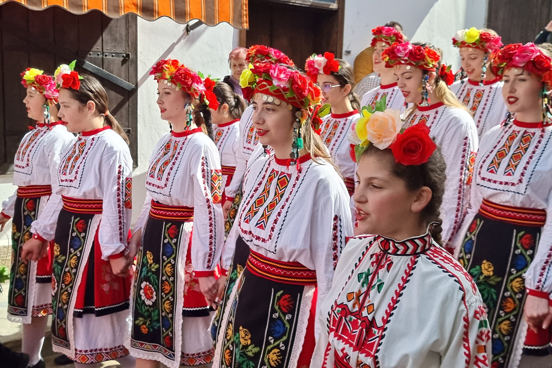 Лазарки пожелаха здраве и благополучие на майсторите от Самоводската чаршия във Велико Търново