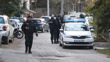 Осем огнестрелни оръжия сред които и автомат Калашников АК 47 които