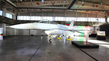 Страната ни получи нов F 16 но той не лети Не