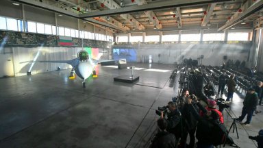 Самолетът F 16 има малък технически проблем въпрос на дни е