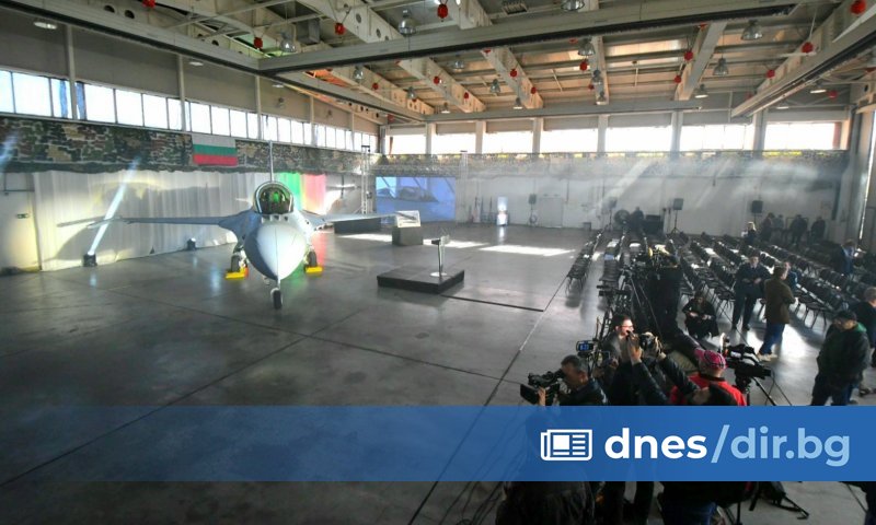 Самолетът F-16 има малък технически проблем, въпрос на дни е