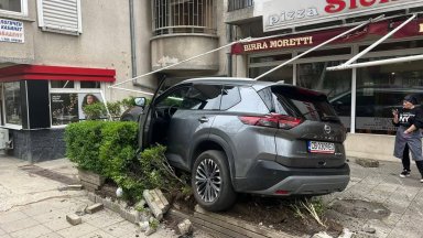 Кола се е врязала в градинка пред пицария на ул