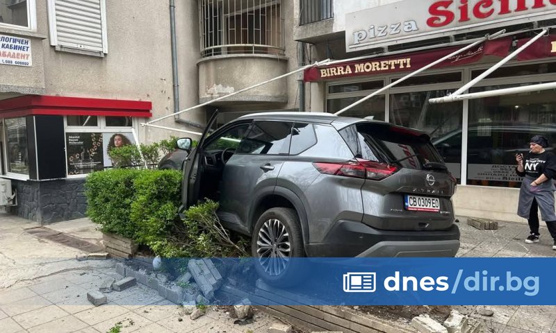 Кола се е врязала в градинка пред пицария на ул.