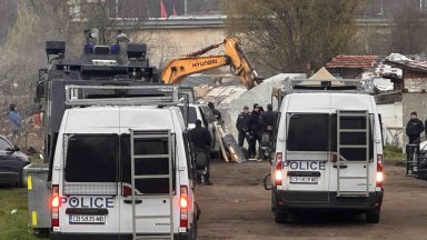 Столична община започна премахването на незаконни постройки в столичния квартал