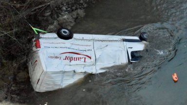 Камера е заснела момента на падането на микробуса в река