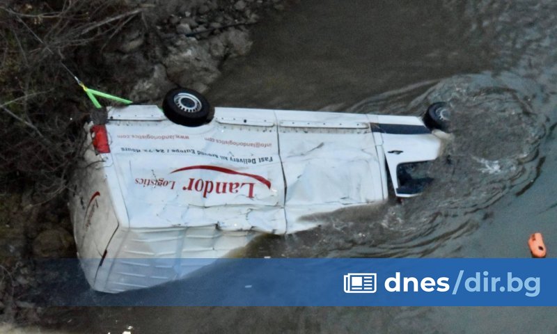 Камера е заснела момента на падането на микробуса в река