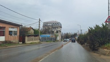 Част от разделителните колчета т нар делинеатори на опасен участък