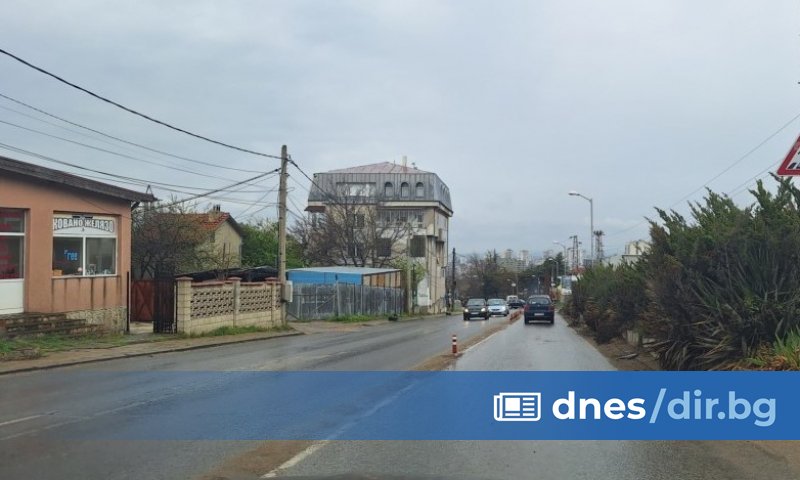 Част от разделителните колчета (т. нар. делинеатори) на опасен участък