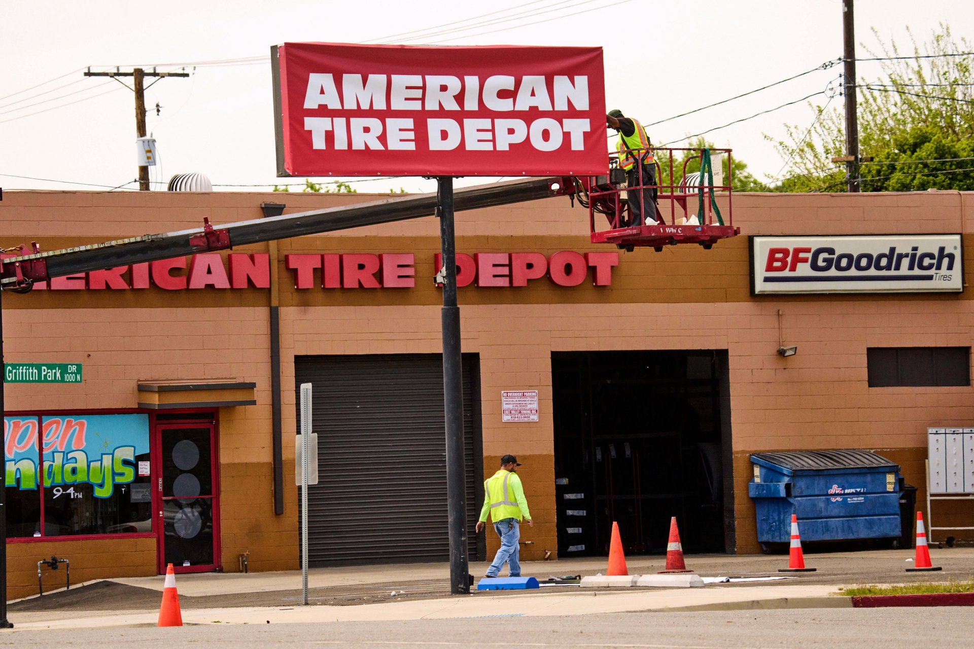 Работници монтират нов билборд за American Tire Depot, сервиз за гуми и автомобили в Бърбанк, Калифорния, в четвъртък, 10 април 2025 г.