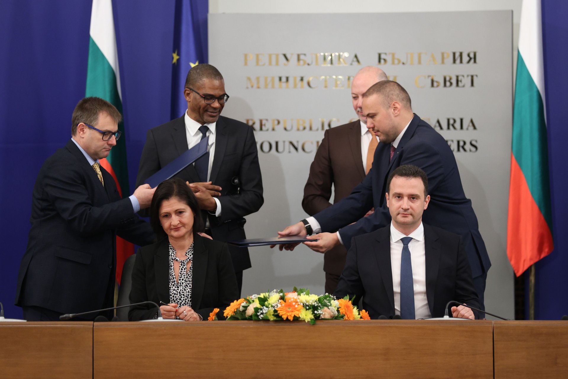 Подписване на договора от управителя на "Шел Експлорейшн енд продъкшан" Ваня Иванчева и министъра на енергетиката Жечо Станков