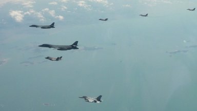 Американски стратегически Рокуел Б 1Б Лансър прелетяха над Корейския полуостров с