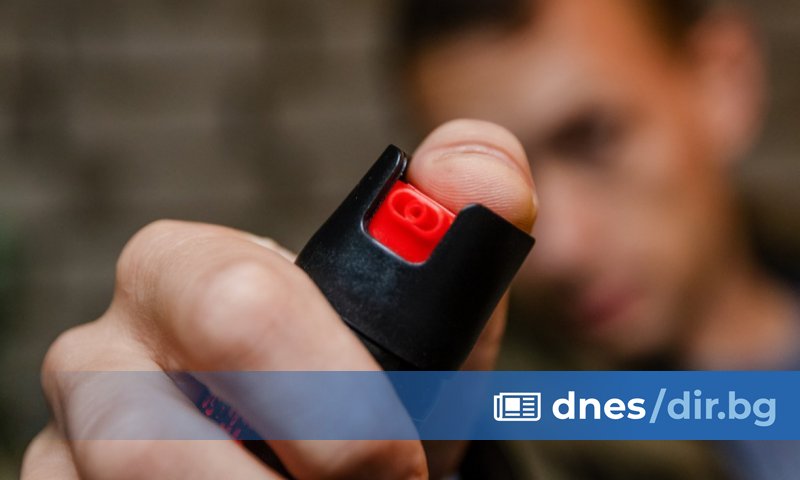 Родител е напръскал със спрей спасител, работещ към закрития плувен