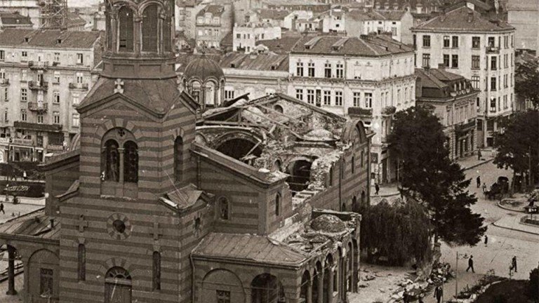 Взривът разрушава главния главния купол на храма