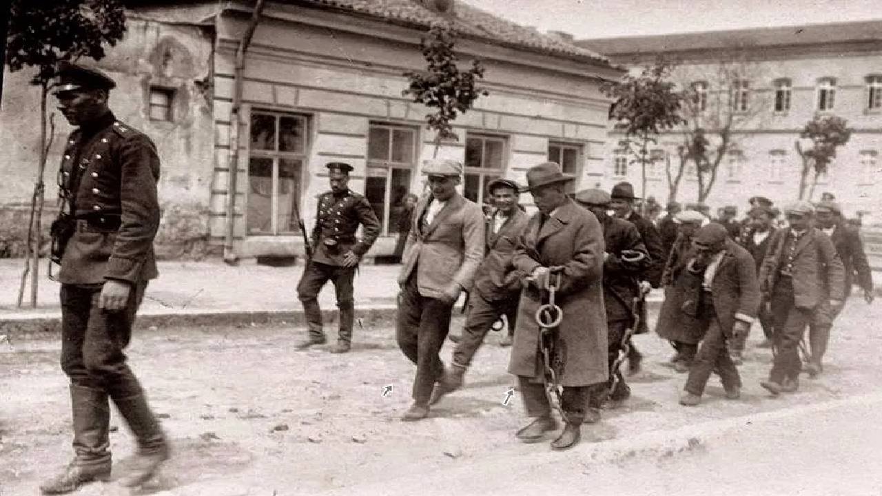 Извеждане на атентаторите за изпълнение на смъртните им присъди
