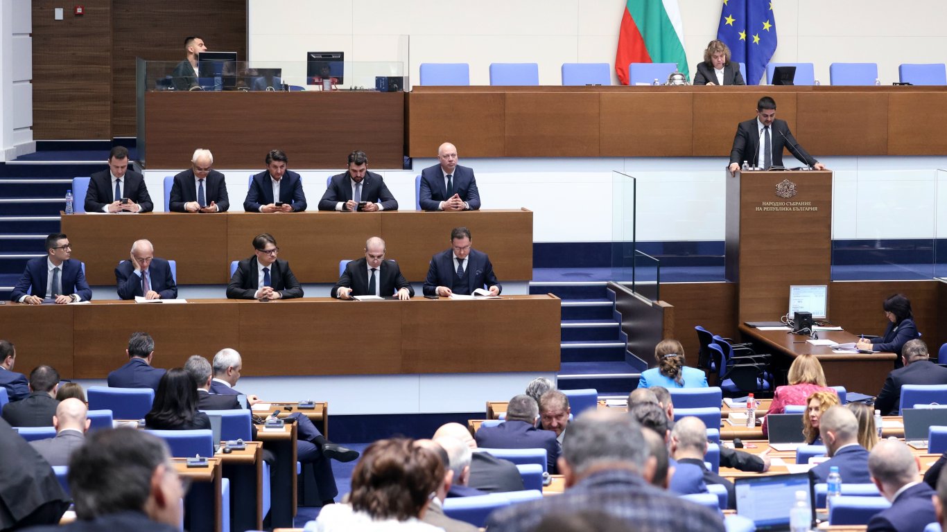Министрите от кабинета "Желязков" са в залата по време на дебатите