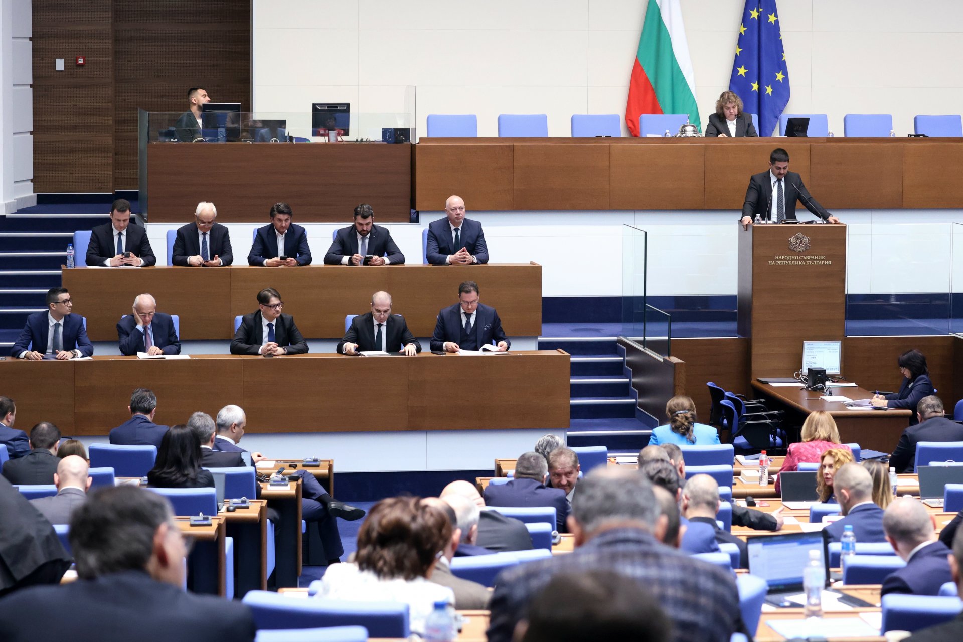 Министрите от кабинета "Желязков" са в залата по време на дебатите