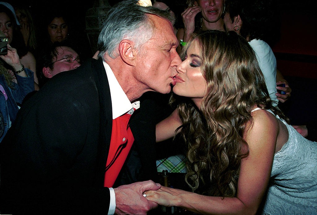 2002 г. Кармен получава целувка от Хю Хефнър за рождения си ден