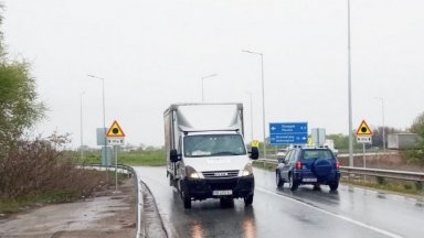 Нови 12 пътни знака и 12 табели са монтирани на