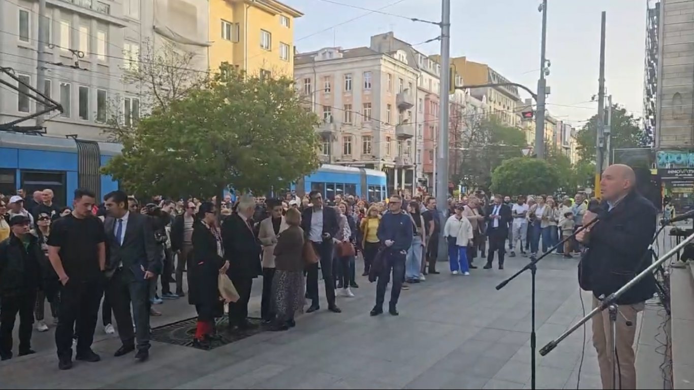 В Деня на Конституцията: Протест на "Правосъдие за всеки" под надслов "Вън Пеевски от властта"